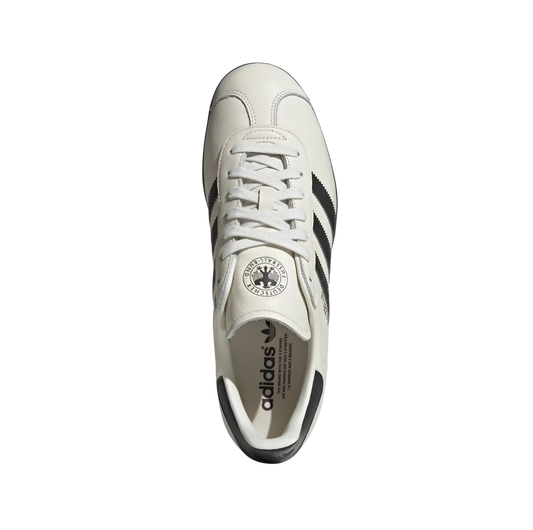 Adidas Gazelle DFB Off White – Draufsicht der Retro-Sneaker aus Leder mit schwarzem 3-Streifen-Design, DFB-Logo und Gummisohle