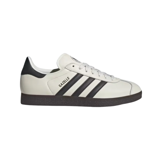 Adidas Gazelle DFB Off White – Seitenansicht der Retro-Sneaker aus Leder mit schwarzem 3-Streifen-Design, DFB-Logo und Gummisohle