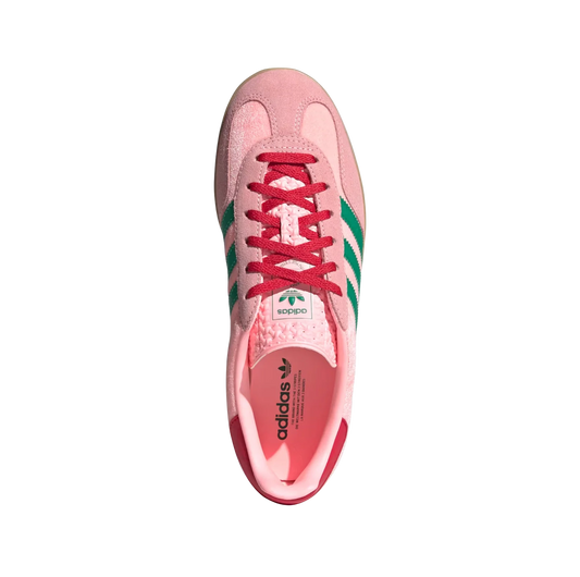Adidas Gazelle Indoor Glow Pink – Draufsicht der Retro-Damen-Sneaker aus Velours mit Wildleder-Overlays, Gummisohle und grünen Streifen