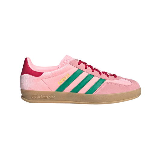 Adidas Gazelle Indoor Glow Pink – Seitenansicht der Retro-Damen-Sneaker aus Velours mit Wildleder-Overlays, Gummisohle und grünen Streifen