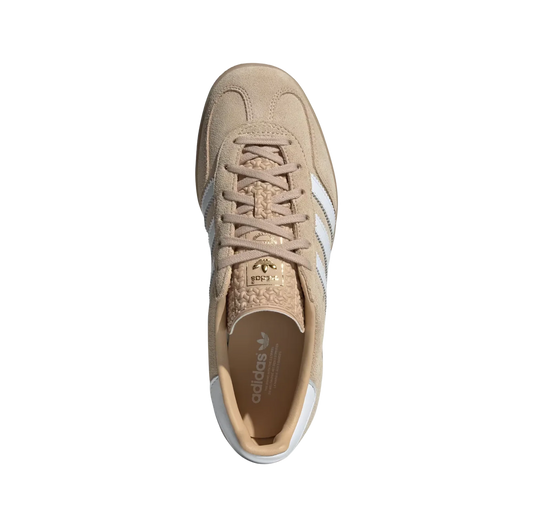 Adidas Gazelle Indoor Magic Beige – Draufsicht der Retro-Damen-Sneaker aus Wildleder in Beige mit Naturgummisohle und weißen Streifen