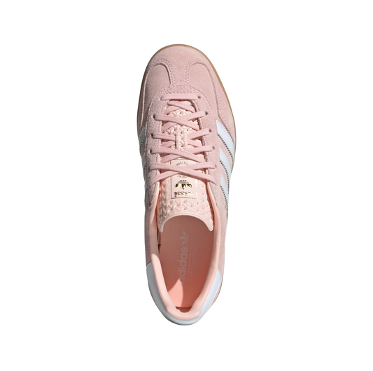 Adidas Gazelle Indoor Sandy Pink – Draufsicht der Damen-Retro-Sneaker aus Wildleder in Rosé mit Naturgummisohle und weißen Streifen