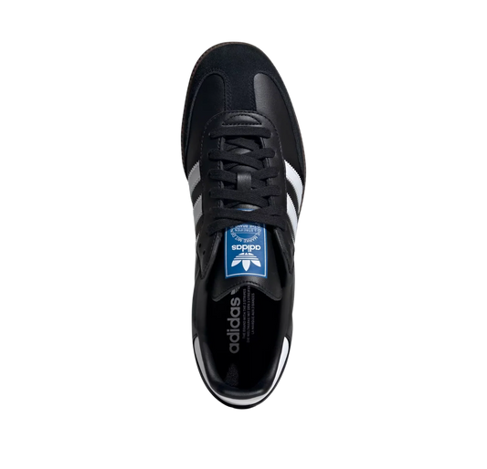 Adidas Samba OG Core Black – Draufsicht der Retro-Unisex-Sneaker aus vollnarbigem Leder mit Naturgummisohle und weißen Streifen