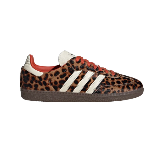 Adidas Samba OG Leopard – Seitenansicht der Retro-Damen-Sneaker aus Pony Hair mit Leoparden-Print und Gummisohle