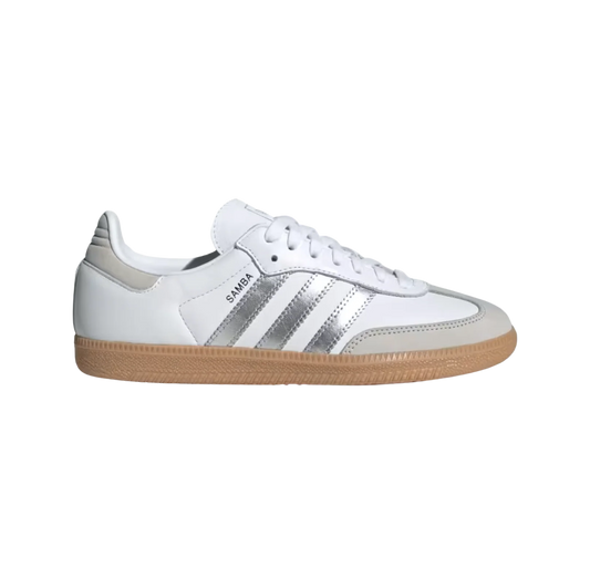Adidas Samba OG White Silver – Seitenansicht der Retro-Damen-Sneaker aus Leder & Wildleder in Weiß mit Gummisohle und silbernen Details