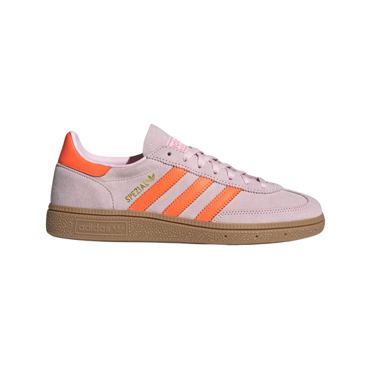 Adidas Spezial Clear Pink – Seitenansicht der Retro-Unisex-Sneaker aus Wildleder mit Solar-Orange-Details und Gummisohle