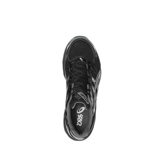ASICS GEL 1130 Black & Pure Silver – Draufsicht der Retro-Tech Sneaker mit schwarzen Schnürsenkeln, Logo-Zunge und Textilfutter