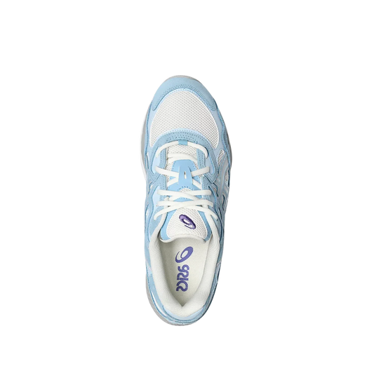 ASICS GEL NYC Arctic Sky – Draufsicht mit cremefarbener Multilayer-Tige, weißen Schnürsenkeln und textilem Innenfutter