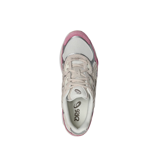 ASICS GEL NYC Cream Mineral Beige – Draufsicht mit cremefarbenen Schnürsenkeln, strukturierter Multilayer-Tige und Premium-Finish