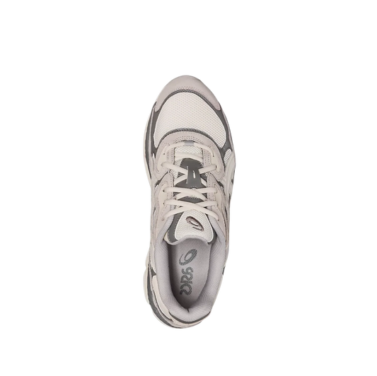 ASICS GEL NYC Cream Oyster Grey – Draufsicht mit weißen Schnürsenkeln, Leder-Mesh-Obermaterial und minimalistischem Design