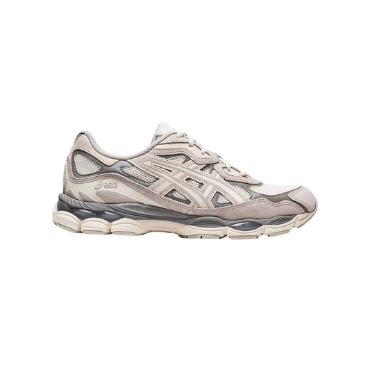 ASICS GEL NYC Cream Oyster Grey – Seitenansicht des Retro-Tech-Sneakers aus Leder mit GEL™-Dämpfung und Gummiaußensohle
