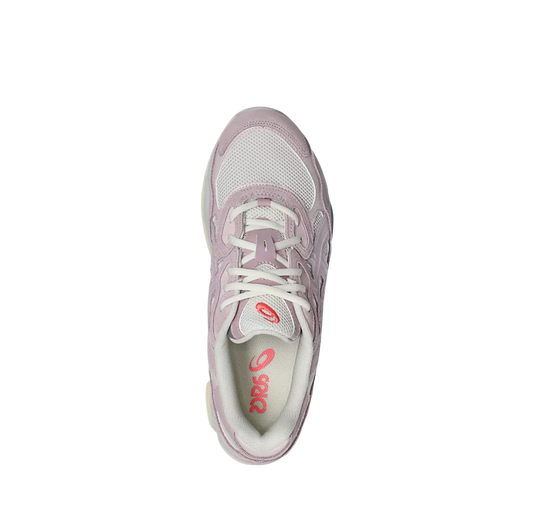ASICS GEL NYC Cream Rose Water – Draufsicht mit weißen Schnürsenkeln, Leder-Synthetik-Obermaterial und eleganter Silhouette