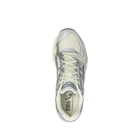 ASICS Kayano 14 Birch Dark Pewter – Draufsicht des Retro-Tech-Sneakers mit cremefarbenen Schnürsenkeln und dynamischer Form