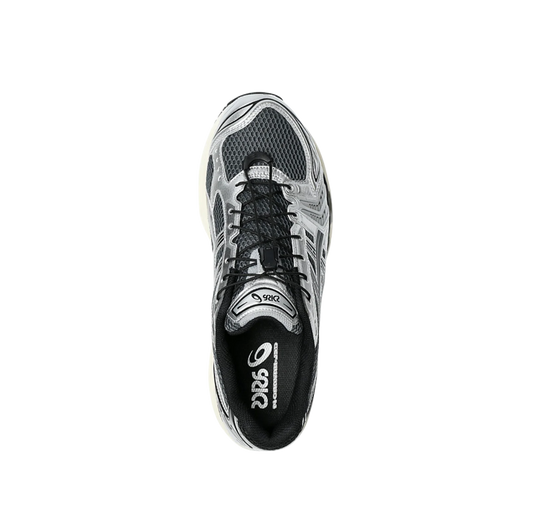 ASICS Kayano 14 Carrier Grey Black – Draufsicht des Retro-Tech-Sneakers mit schwarzen Schnürsenkeln und technischer Silhouette