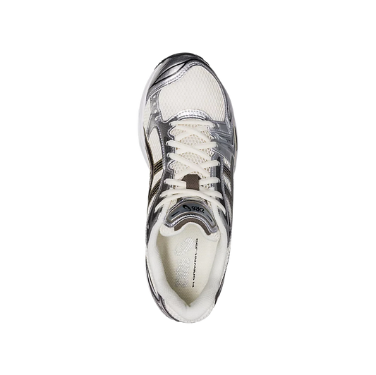 ASICS Kayano 14 Cream – Draufsicht des Retro-Tech-Sneakers mit Mesh-Obermaterial, schwarzen Details und Metallic-Plum-Akzenten