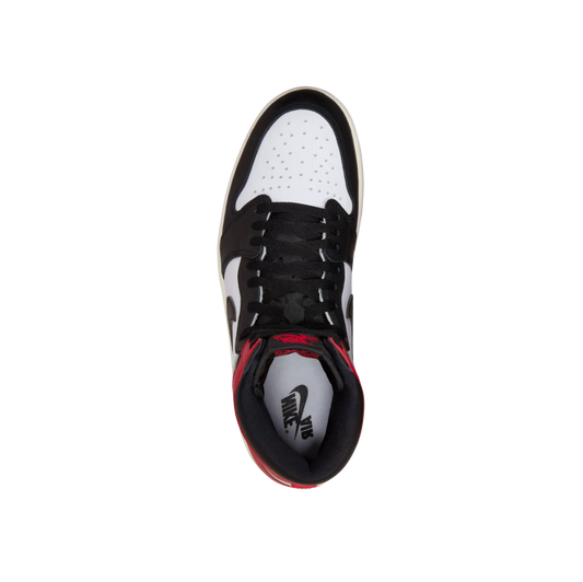 Jordan 1 High OG Black Toe Reimagined – Oberansicht Air Jordan 1 mit schwarzer Schnürung, gepolstertem Schaft und Nike Air Logo