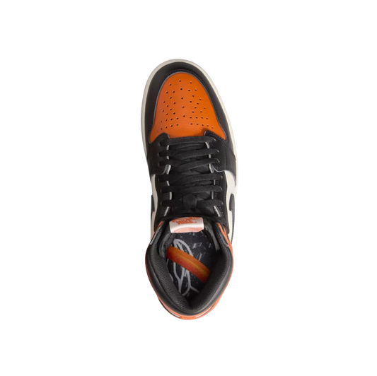 Jordan 1 High OG Shattered Backboard – Oberansicht mit schwarzen Schnürsenkeln, perforierter Toe Box und orangen Starfish-Details.