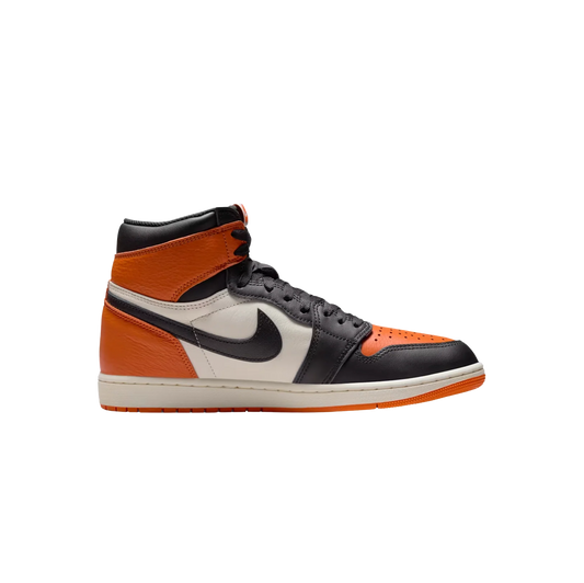 Jordan 1 High OG Shattered Backboard – Seitenansicht der Retro-Sneaker aus Premiumleder mit schwarzem Swoosh und Starfish-Orange.