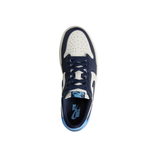 Jordan 1 Low OG Obsidian – Draufsicht des Retro-Sneakers mit weiß-blauem Leder, perforierter Toebox, navyfarbenen Schnürsenkeln und Nike Air Logo auf der Zunge