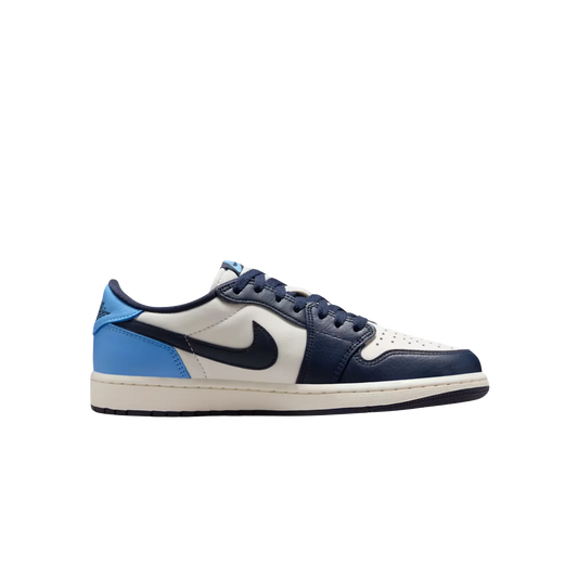 Jordan 1 Low OG Obsidian – Seitenansicht des Retro-Sneakers aus blauem Premium-Leder mit Nike Swoosh, cremefarbener Sohle und Low-Cut-Silhouette