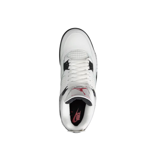 ordan 4 OG White Cement – Oberansicht mit weißer Schnürung, rotem Jumpman auf der Zunge und schwarzer Innenpolsterung