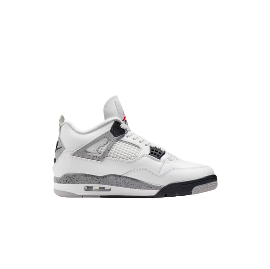Jordan 4 OG White Cement – Seitenansicht Retro-Sneaker aus weißem Leder mit gesprenkelten Cement Grey Flügeln und sichtbarer Air Dämpfung