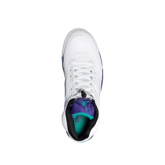 Jordan 5 OG Grape – Oberansicht Retro-Sneaker mit violetter Zunge, gepolstertem Schaft und Schnürung mit Lace-Lock