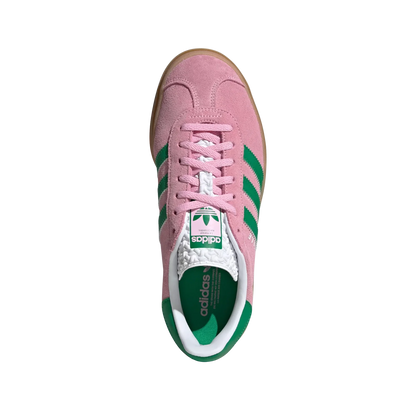 Adidas Gazelle Bold True Pink – Draufsicht der Retro-Damen-Plateausneaker aus Wildleder mit grünen Streifen und Plateausohle aus Gummi