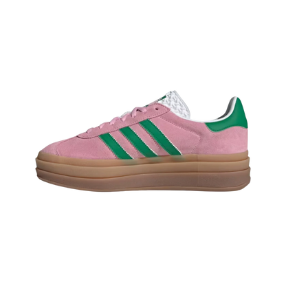 Adidas Gazelle Bold True Pink – gegenüberliegende Seitenansicht der Retro-Damen-Plateausneaker aus Wildleder mit grünen Streifen und Plateausohle aus Gummi