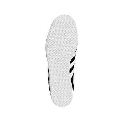 Adidas Gazelle Core Black – Sohlenansicht der Retro-Unisex-Sneaker aus Nubukleder mit Gummisohle und weißen Streifen