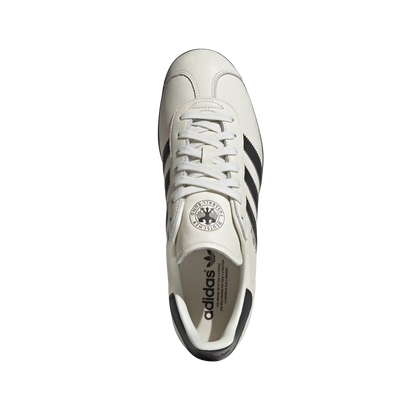 Adidas Gazelle DFB Off White – Draufsicht der Retro-Sneaker aus Leder mit schwarzem 3-Streifen-Design, DFB-Logo und Gummisohle
