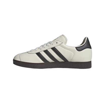 Adidas Gazelle DFB Off White – gegenüberliegende Seitenansicht der Retro-Sneaker aus Leder mit schwarzem 3-Streifen-Design und Gummisohle