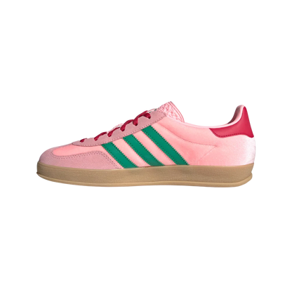 Adidas Gazelle Indoor Glow Pink – gegenüberliegende Seitenansicht der Retro-Damen-Sneaker aus Velours mit Wildleder-Overlays, Gummisohle und grünen Streifen