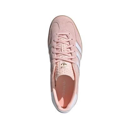 Adidas Gazelle Indoor Sandy Pink – Draufsicht der Damen-Retro-Sneaker aus Wildleder in Rosé mit Naturgummisohle und weißen Streifen