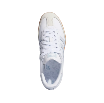 Adidas Samba OG Cloud White – Draufsicht der Retro-Unisex-Sneaker aus Leder mit Gummisohle und hellblauen Details