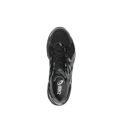 ASICS GEL 1130 Black & Pure Silver – Draufsicht der Retro-Tech Sneaker mit schwarzen Schnürsenkeln, Logo-Zunge und Textilfutter
