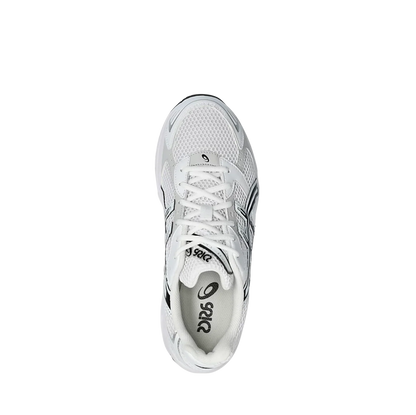 ASICS GEL 1130 White & Black – Draufsicht auf die Retro-Tech Sneaker mit atmungsaktiver Mesh-Oberfläche, weißen Schnürsenkeln und Textilfutter