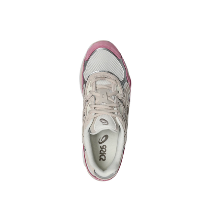 ASICS GEL NYC Cream Mineral Beige – Draufsicht mit cremefarbenen Schnürsenkeln, strukturierter Multilayer-Tige und Premium-Finish
