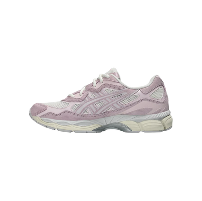 ASICS GEL NYC Cream Rose Water – Innenseite des Retro-Tech-Sneakers aus Leder mit synthetischen Overlays und sichtbarer GEL™-Dämpfung