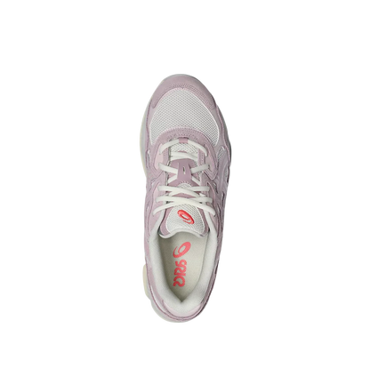 ASICS GEL NYC Cream Rose Water – Draufsicht mit weißen Schnürsenkeln, Leder-Synthetik-Obermaterial und eleganter Silhouette