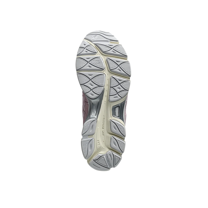 ASICS GEL NYC Cream Rose Water – Sohlenansicht mit rutschfester Gummisohle und technischer Laufstruktur
