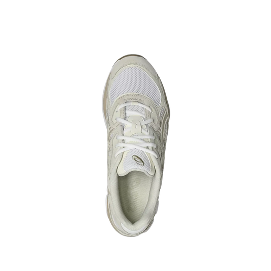 ASICS GEL NYC Feather Grey – Draufsicht der Retro-Tech-Sneaker aus Leder und Mesh mit weißen Schnürsenkeln und atmungsaktivem Innenfutter