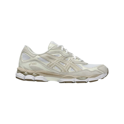 ASICS GEL NYC Feather Grey – Seitenansicht der Retro-Tech-Sneaker aus Leder und Mesh mit Gummisohle und cremefarbenen Details