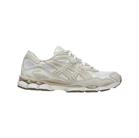 ASICS GEL NYC Feather Grey – Seitenansicht der Retro-Tech-Sneaker aus Leder und Mesh mit Gummisohle und cremefarbenen Details
