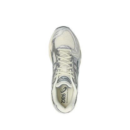 ASICS Kayano 14 Birch Dark Pewter – Draufsicht des Retro-Tech-Sneakers mit cremefarbenen Schnürsenkeln und dynamischer Form