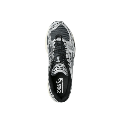 ASICS Kayano 14 Carrier Grey Black – Draufsicht des Retro-Tech-Sneakers mit schwarzen Schnürsenkeln und technischer Silhouette