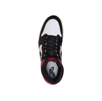 Jordan 1 High OG Black Toe Reimagined – Oberansicht Air Jordan 1 mit schwarzer Schnürung, gepolstertem Schaft und Nike Air Logo