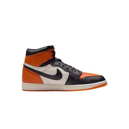 Jordan 1 High OG Shattered Backboard – Seitenansicht der Retro-Sneaker aus Premiumleder mit schwarzem Swoosh und Starfish-Orange.