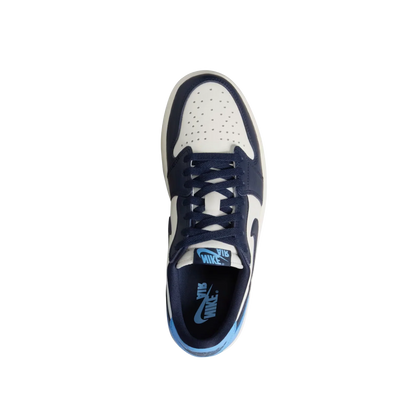Jordan 1 Low OG Obsidian – Draufsicht des Retro-Sneakers mit weiß-blauem Leder, perforierter Toebox, navyfarbenen Schnürsenkeln und Nike Air Logo auf der Zunge
