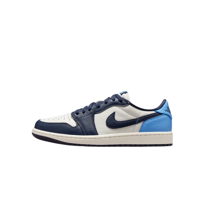 Jordan 1 Low OG Obsidian – Innenseite des Sneakers aus Obsidian-Leder mit gepolstertem Kragen und Fersenbereich in University Blue